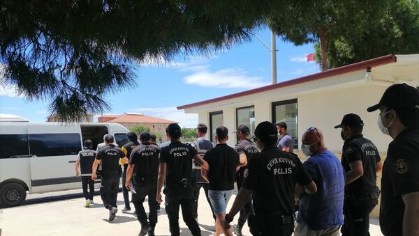 Aydın'ın Didim ilçesinde Belediye Başkanı Deniz Atabay ile avukatına sopayla saldırdıkları iddiasıyla gözaltına alınan 6 şüpheli adliyeye sevk edildi. - Sputnik Türkiye