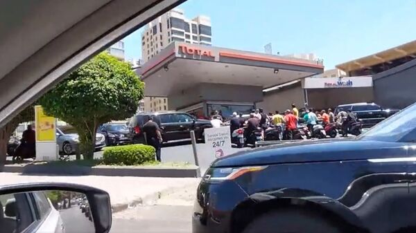 Lübnan’da akaryakıt sıkıntısı: Benzin istasyonları önünde kilometrelerce uzunlukta kuyruklar oluştu - Sputnik Türkiye
