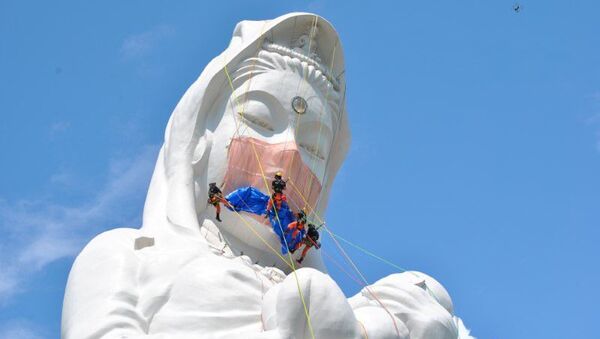 Japonya'nın Fukuşima bölgesinde yer alan dev bir Budist tanrıça heykeline, 35 kilogram ağırlığında dev maske yerleştirildi. - Sputnik Türkiye