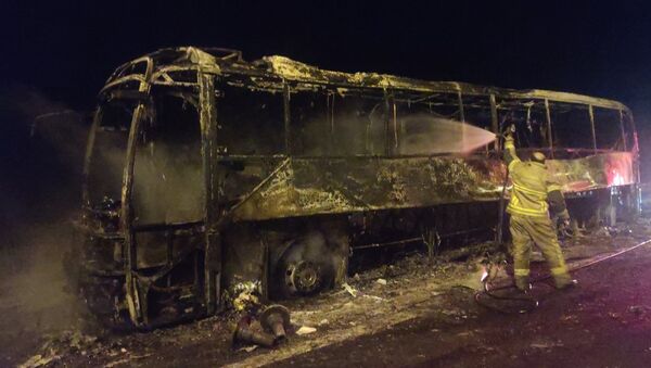Seyir halindeyken lastiği patlayan yolcu otobüsü alev aldı - Sputnik Türkiye