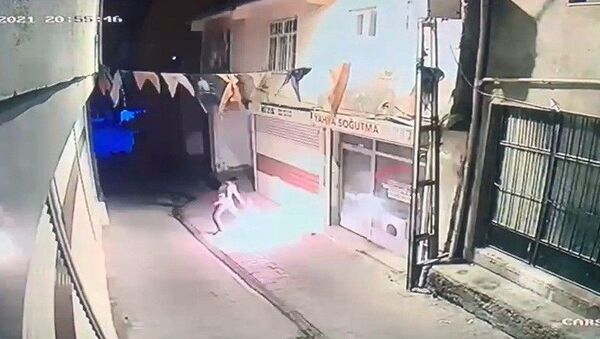 Diyarbakır’ın Hani ilçesinde AK Parti Hani ilçe binasına kimliği belirsiz bir kişi tarafından molotoflu saldırı yapıldı. Saldırıda ölen ya da yaralanan olmazken polis saldırganı yakalamak için çalışma başlattı. - Sputnik Türkiye