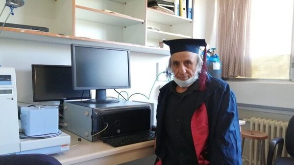 Üniversiteyi 1988’de bırakmıştı: Tekrar başlayıp 67 yaşında mezun oldu - Sputnik Türkiye