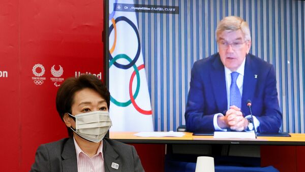 Tokyo 2020 Başkanı Seiko Hashimoto'nun düzenlediği toplantıda IOC Başkanı Thomas Bach videokonferans yoluyla konuşurken - Sputnik Türkiye