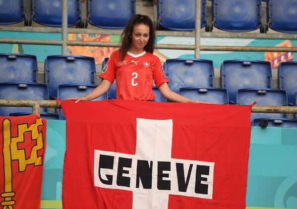 İsviçreli kadın taraftar, İtalya'ya karşı maç öncesi poz veriyor - Sputnik Türkiye