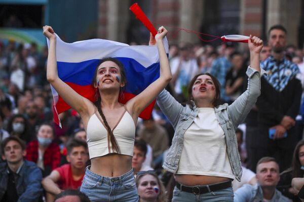 Rus kadın taraftarlar, Rusya-Belçika maçı sırasında takımını desteklerken  - Sputnik Türkiye