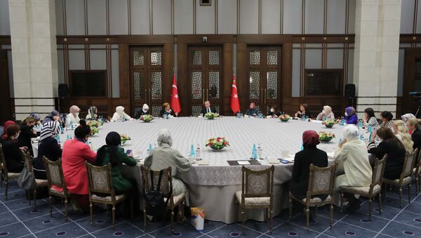 Cumhurbaşkanı Erdoğan, 'Kadına Karşı Şiddetle Mücadele' konulu toplantıya başkanlık etti - Sputnik Türkiye