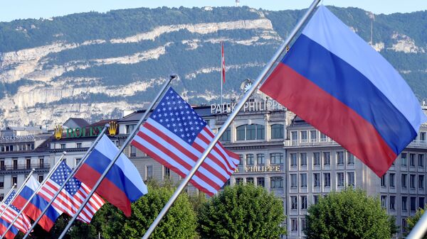 ABD ve Rusya bayraklarıyla süslenmiş Mont-Blanc köprüsü - İsviçre'nin Cenevre kenti - Sputnik Türkiye