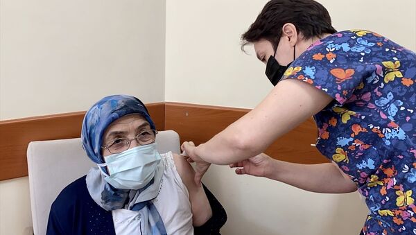 aşı olan 65 yaş üstü kadın - Sputnik Türkiye
