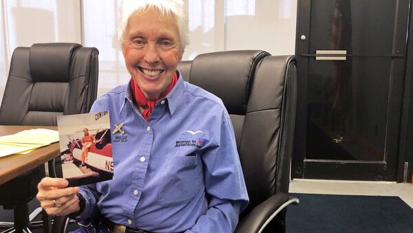 82 yaşındaki kadın pilot Wally Funk, Jeff Bezos ile uzaya uçacak - Sputnik Türkiye