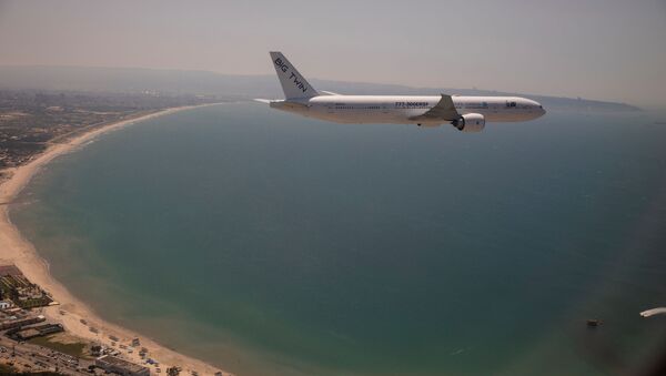 Bir Boeing 777 kargo uçağı İsrail'in Hayfa kenti üzerinde uçarken - Sputnik Türkiye