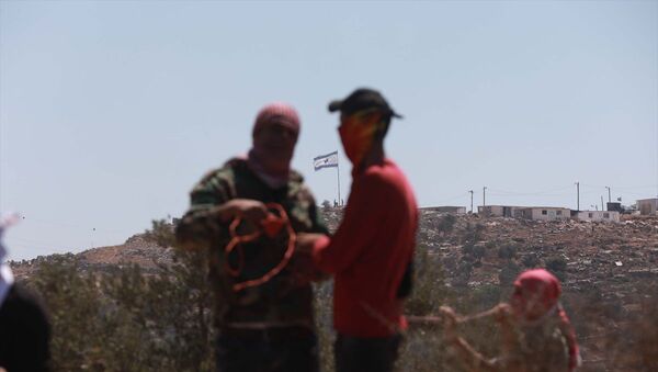 Batı Şeria'nın Nablus kentine bağlı Beyta beldesinde toplanan bir grup Filistinli, yasa dışı Yahudi yerleşim birimleri karşıtı gösteri düzenledi. İsrail güçlerinin göstericilere müdahale etmesi üzerine Filistinliler, bölgede taş atarak karşılık verdi. - Sputnik Türkiye