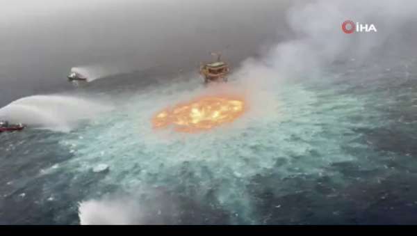 Meksika’da devlet petrol şirketine ait denizin 78 metre derinliğindeki bir sualtı boru hattında sabahın erken saatlerinde meydana gelen patlama nedeniyle yangın çıktı. - Sputnik Türkiye