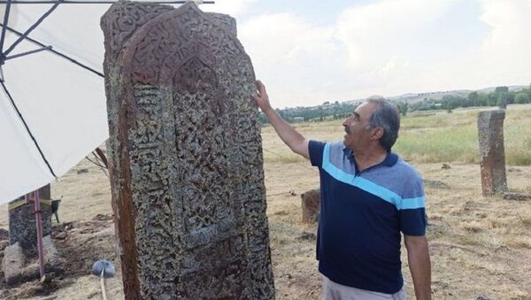 Ahlat Selçuklu Meydan Mezarlığı'nda işlemeli mezar taşı - Sputnik Türkiye