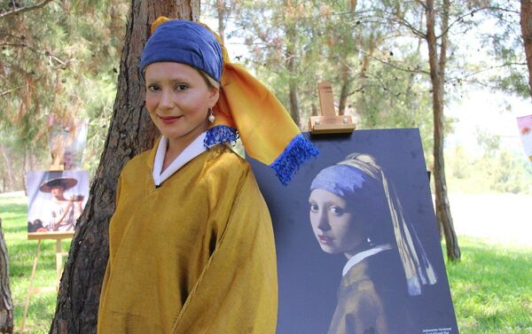 Mersin Olgunlaşma Enstitüsü'nün kostüm, Güzel Sanatlar Lisesi'nin de makyaj yapımını üstlendiği etkinlikte sağlıkçılar, canlandırdıkları eserlerle fotoğraf da çektirdi.

 - Sputnik Türkiye