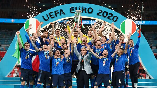2020 Avrupa Futbol Şampiyonası'nın (EURO 2020) normal süresi ve uzatmaları 1-1 tamamlanan final maçında İngiltere'ye penaltılarda 3-2 üstünlük sağlayan İtalya, kupanın sahibi oldu. - Sputnik Türkiye