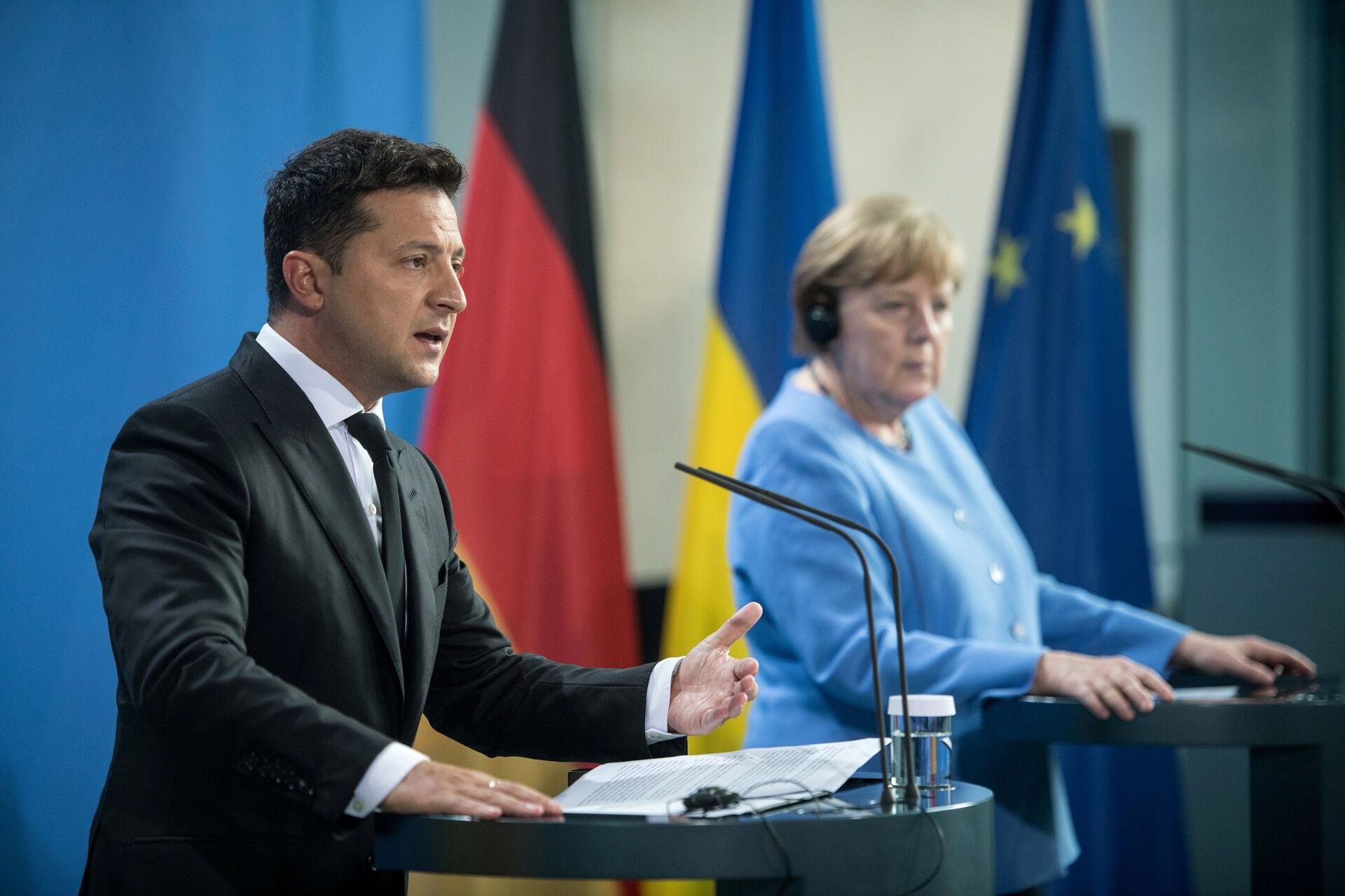Almanya Başbakanı Angela Merkel, başkent Berlin'de, Ukrayna Devlet Başkanı Vladimir Zelenskiy ile yapacağı görüşme öncesinde ortak basın toplantısı düzenledi. - Sputnik Türkiye, 1920, 10.08.2021