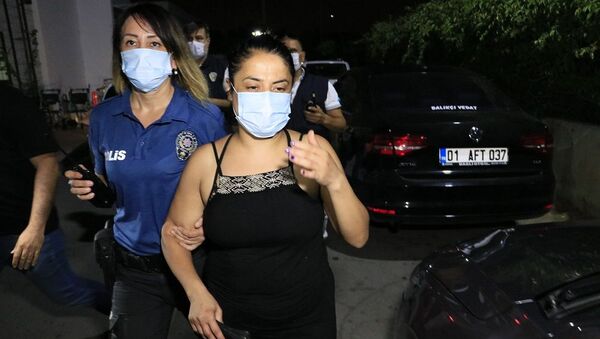 Türk bayrağını indirip çöp kutusuna atan kadın gözaltına alındı - Sputnik Türkiye