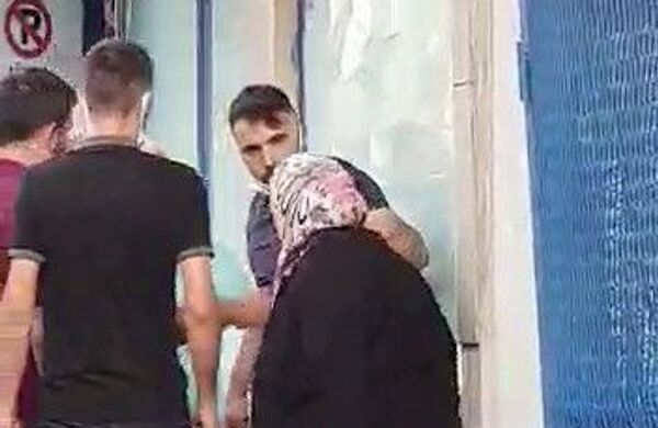 Sancaktepe'de silahlı şahıs annesini tartakladı - Sputnik Türkiye