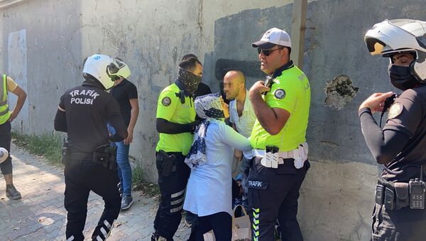 Beşiktaş’ta bir şahıs polisin silahını almaya çalışıp muhabirlere saldırdı - Sputnik Türkiye