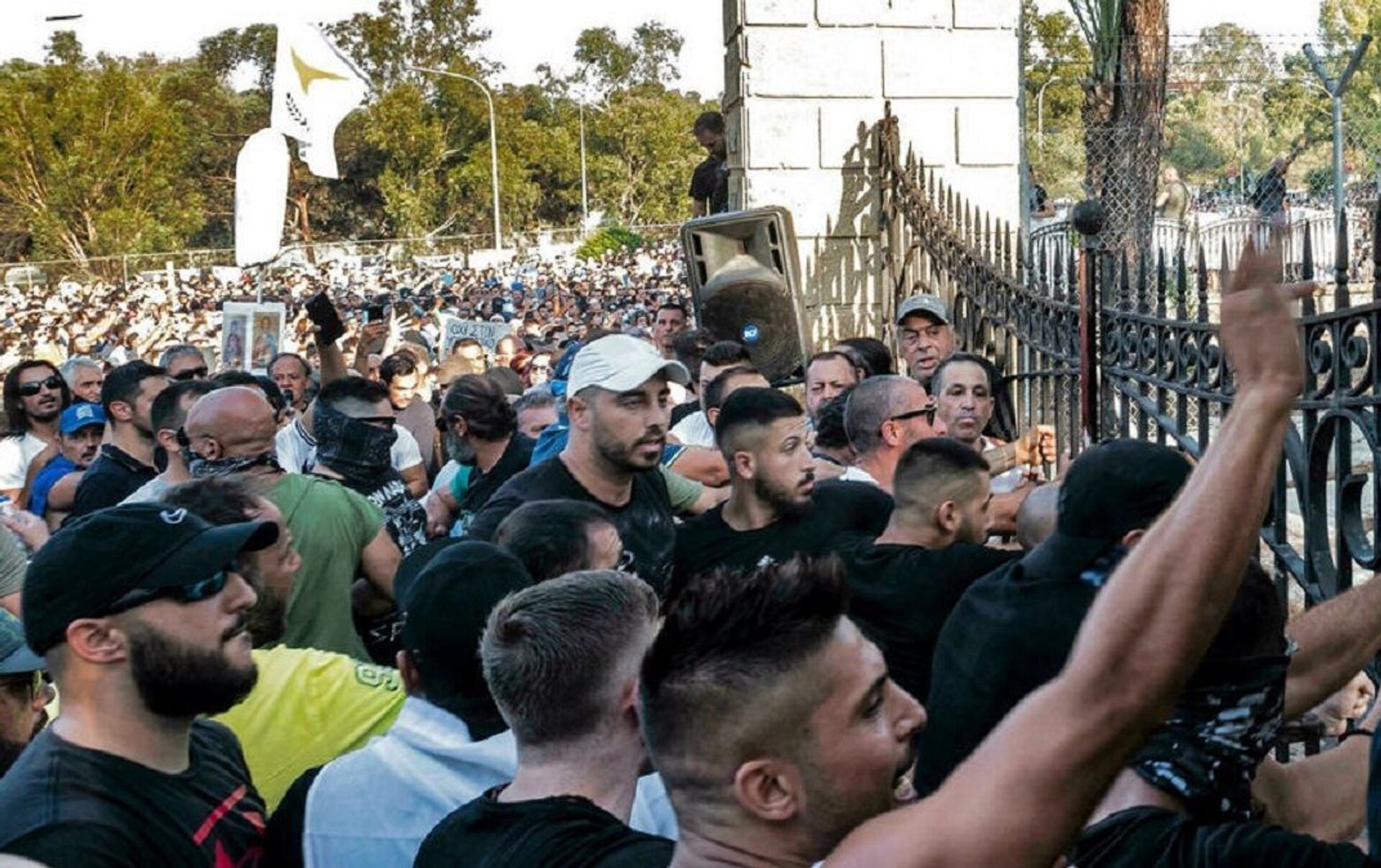 Совершение морского протеста. Митинг на Кипре. Фото беспорядков Кипр. Нумеа протесты.