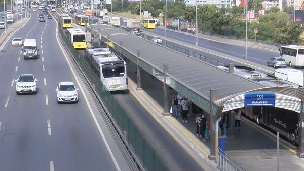 Metrobüs yolunda asfalt eridi - Sputnik Türkiye