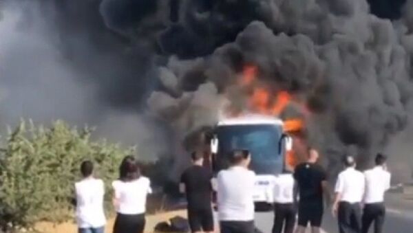 İzmir'de seyir halindeki yolcu otobüsü yandı - Sputnik Türkiye