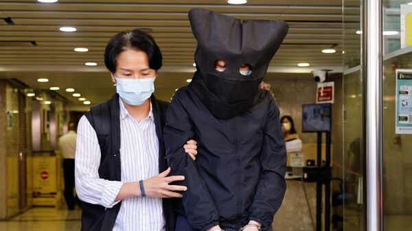 Hong Kong'da gözaltına alınan Konuşma Terapistleri Genel Sendikası'nın 5 üyesinden birinin polis tarafından kelepçelenerek ve kafasına siyah kukuleta geçirilerek götürülmesinin görüntüleri servis edildi. - Sputnik Türkiye