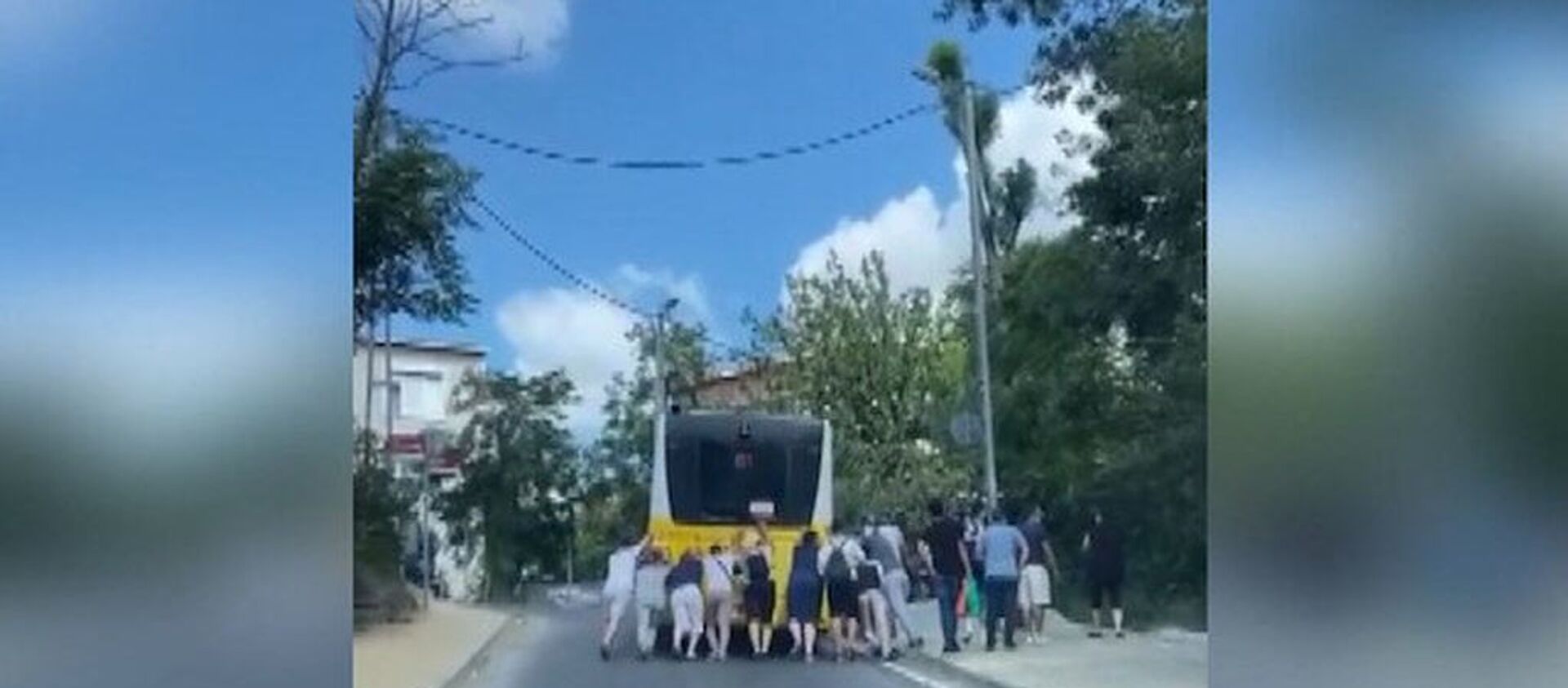 Sarıyer'de arızalanan İETT otobüsünü yolcular itti - Sputnik Türkiye, 1920, 24.07.2021