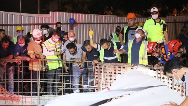 İzmir'in Balçova ilçesinde otomobilin metro inşaatındaki 25 metrelik boşluğa düşmesi - Sputnik Türkiye