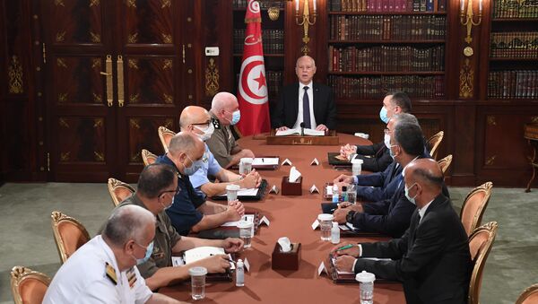 Tunus'un başkenti Tunus'ta ​​​​​​​askeri komuta kademesi ve güvenlik yetkilileriyle bir araya gelen Tunus Cumhurbaşkanı Kays Said - Sputnik Türkiye