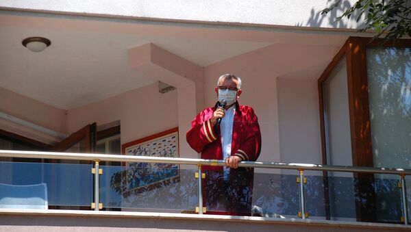 Koronavirüse yakalanan Keşan Belediye Başkanı, evinin balkonunda nikâh kıydı - Sputnik Türkiye