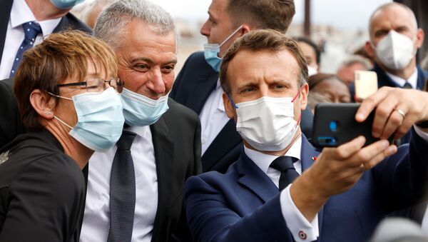 Emmanuel Macron, Champs-Elysees'deki Bastille Günü askeri geçit töreninde selfie çekerken - Sputnik Türkiye