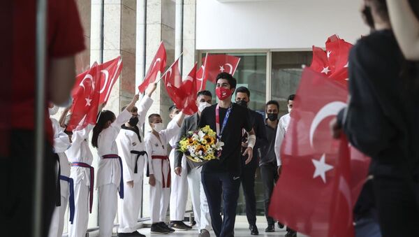 Milli tekvandocu Hakan Reçber, Ankara'da çiçeklerle karşılandı - Sputnik Türkiye