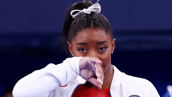 Tokyo Olimpiyatı'nda zorlanan ve üst üste finallerden çekilen ABD'li jimnastikçi Simone Biles - Sputnik Türkiye