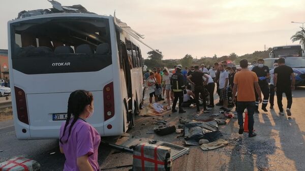 Manavgat’ta havaalanına yolcu taşıyan tur otobüsü kaza yaptı: 3 ölü, 5 yaralı - Sputnik Türkiye