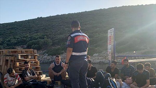İzmir'in Urla ilçesinde yasa dışı yollarla yurt dışına çıkma hazırlığında olan 19 düzensiz göçmen yakalandı. - Sputnik Türkiye