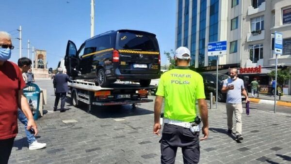Turistlerden fahiş ücret isteyen minibüs taksi, Taksim - Sputnik Türkiye