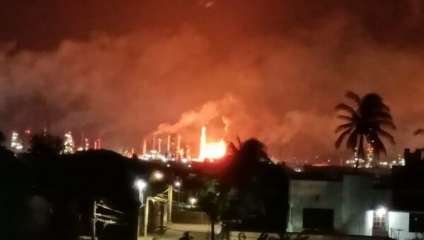 Meksika’nın devlet petrol şirketi Pemex'e ait bir petrol rafinerisinde yangın çıkarken, metrelerce yükselen alevler halkı korkuttu. - Sputnik Türkiye