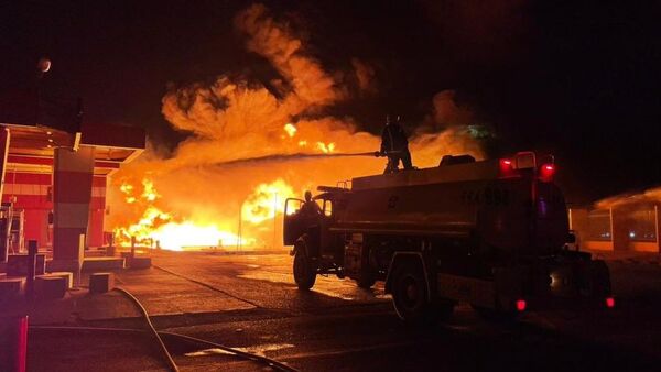 Suudi Arabistan'da bir benzin istasyonunda tankerin yakıt boşaltması sırasında yangın çıktı. - Sputnik Türkiye