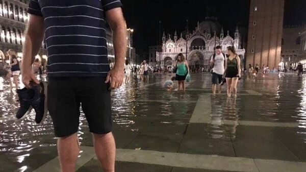 İtalya’nın Venedik kentinde yer alan ünlü Piazza San Marco Meydanı’nı nadir görülen yaz seli sonucu su bastı. - Sputnik Türkiye