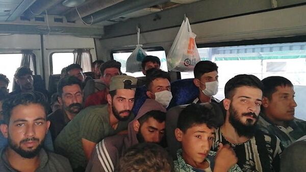 14 kişilik minibüsten 28'si kaçak 30 Suriyeli çıktı - Sputnik Türkiye