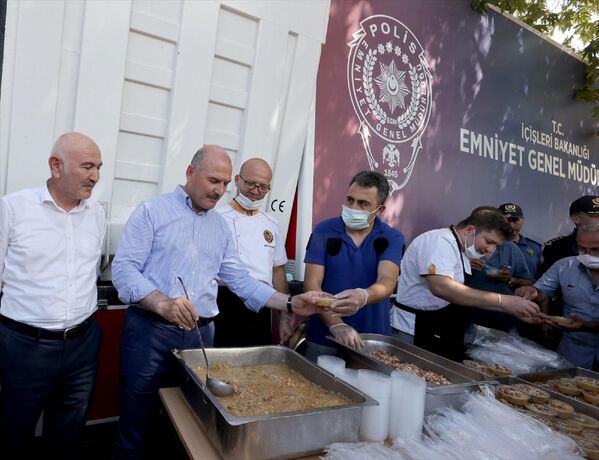 İçişleri Bakanı Süleyman Soylu, sel felaketinden etkilenen Kastamonu&#x27;nun Bozkurt ilçesinde aşure dağıttı. - Sputnik Türkiye