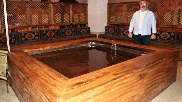 UNESCO Miras Listesi’nde yer alan Safranbolu ilçesindeki han, hamam, konak ve cami gibi Osmanlı eserlerinin 1/10 ölçeğinde çikolatadan yapılan tarihi yapılar 2 yıldır Çikolata Müzesi’nde sergileniyor. 25 yıl gibi bir süre Belçika’da yaşadıktan sonra memleketi Safranbolu’ya dönen Mesut Kırımlı tarafından inşa edilen müze için 5.5 ton çikolata harcandı.  - Sputnik Türkiye