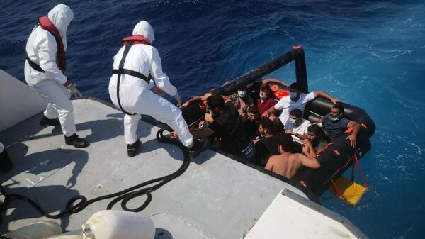 Yunanistan tarafından Türk karasularına itilen 32 düzensiz göçmen kurtarıldı - Sputnik Türkiye