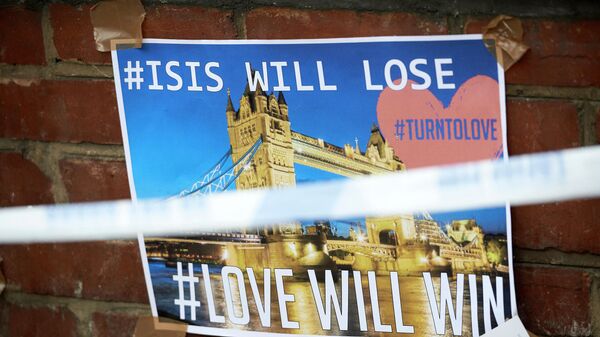 Britanya'nın başkenti Londra'da 3 Haziran 2017'de düzenlenen terör saldırısının ardından duvara asılan IŞİD yenilecek, sevgi kazanacak yazılı poster - Sputnik Türkiye