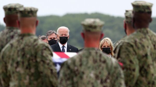 Joe Biden, Afganistan'da ölen ABD askerlerinin cenazelerini karşıladı - Sputnik Türkiye