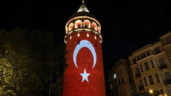 Galata Kulesi'nde 30 Ağustos Zafer Bayramı'na özel ışık gösterisi yapıldı - Sputnik Türkiye