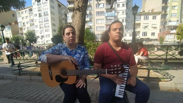 Görme engelli İranlı gençler geçimlerini müzikten sağlıyor - Sputnik Türkiye