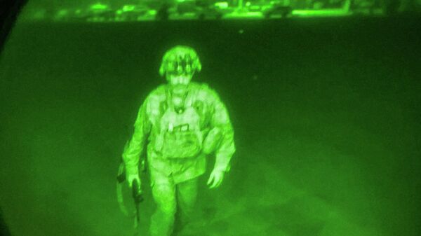 Afganistan'ı terk eden son ABD askeri: Pentagon, 82. Hava İndirme Tümeni Komutanı Chris Donahue'nin geceyarısına 1 dakika kala Kabil Havaalanı'nda C-17 nakliye uçağına binerken görüntüsünü tweetledi.  - Sputnik Türkiye