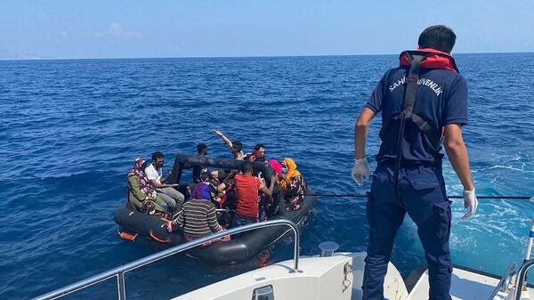 Aydın'da Türk kara sularına itilen 144 düzensiz göçmen kurtarıldı - Sputnik Türkiye